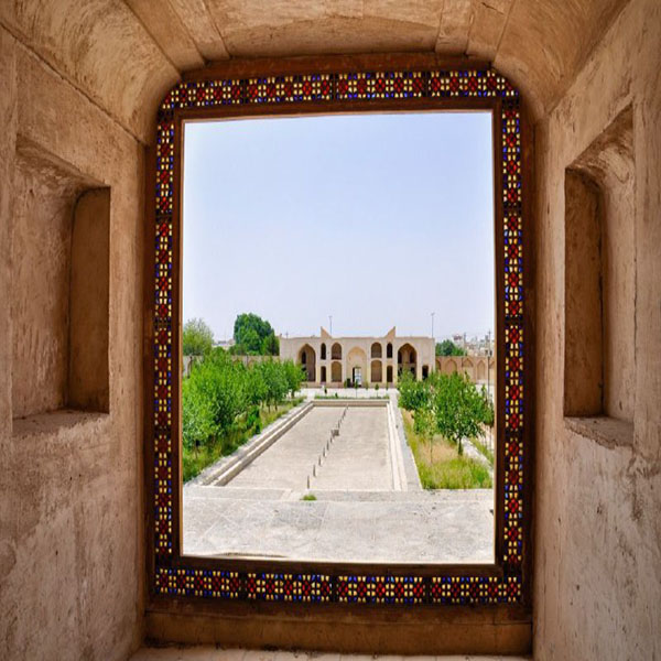 عمارت سردر شمالی از زاویه دید عمارت بهشت آیین