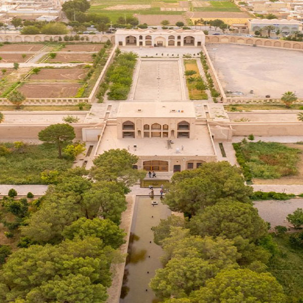 نمایی از سردر شمالی و عمارت بهشت آیین