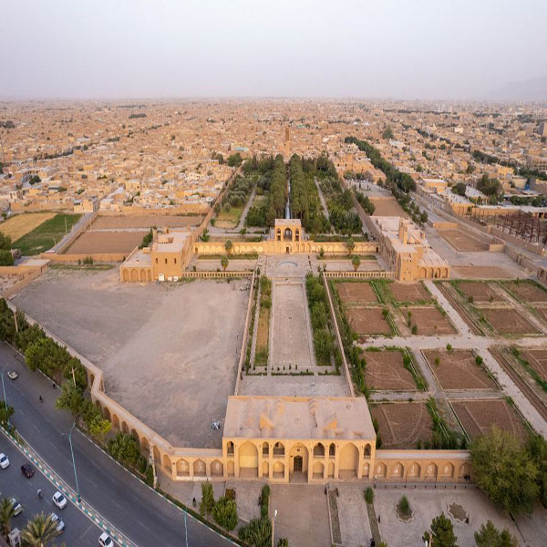 نمای باغ از سمت سردر شمالی واقع در بلوار دولت آباد